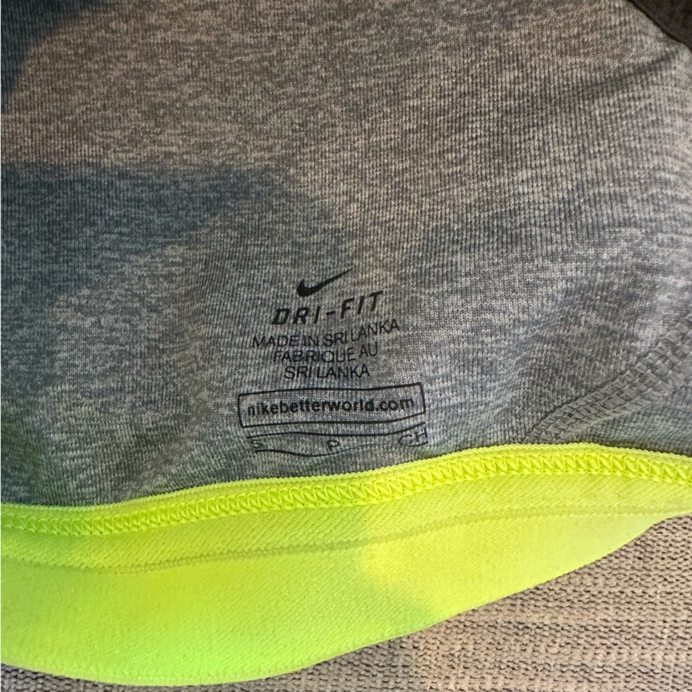 (4) Nike sports bras - Picture 6 of 14